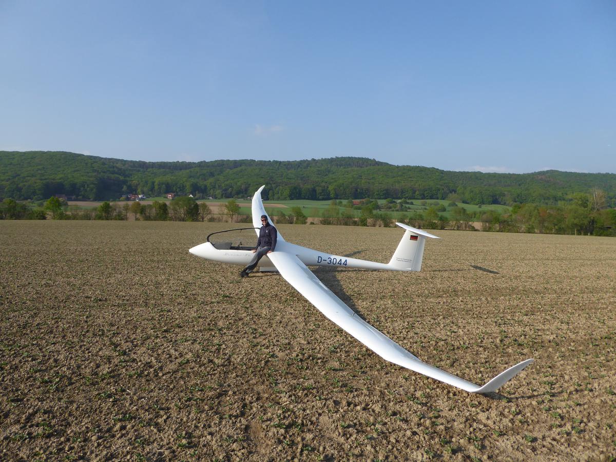 Segelflugzeug D-3044 nach einer Außenlandung auf einem Acker im Weserbergland