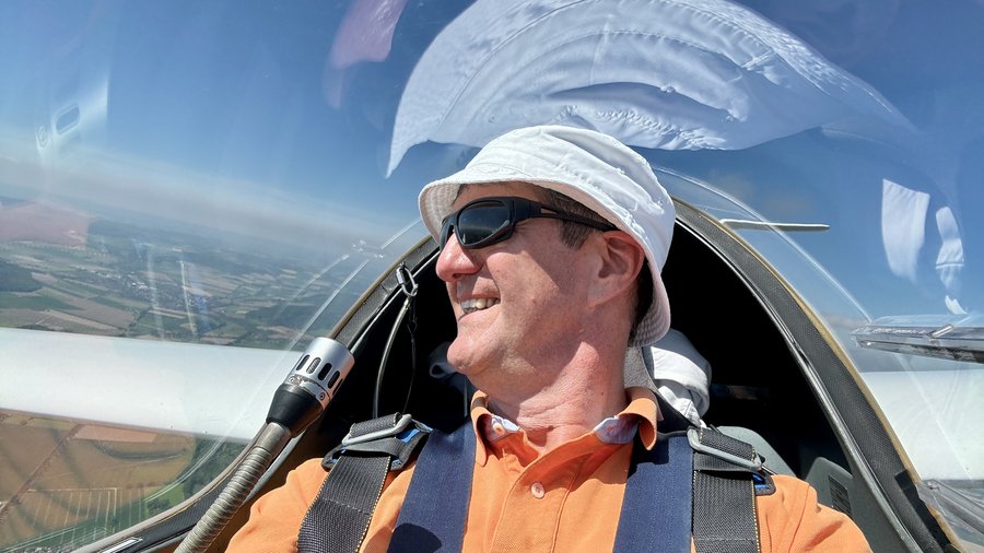 Prof. Dr. Volkmar Langer im Segelflugzeug-Cockpit